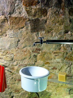 Baño rústico y elemental